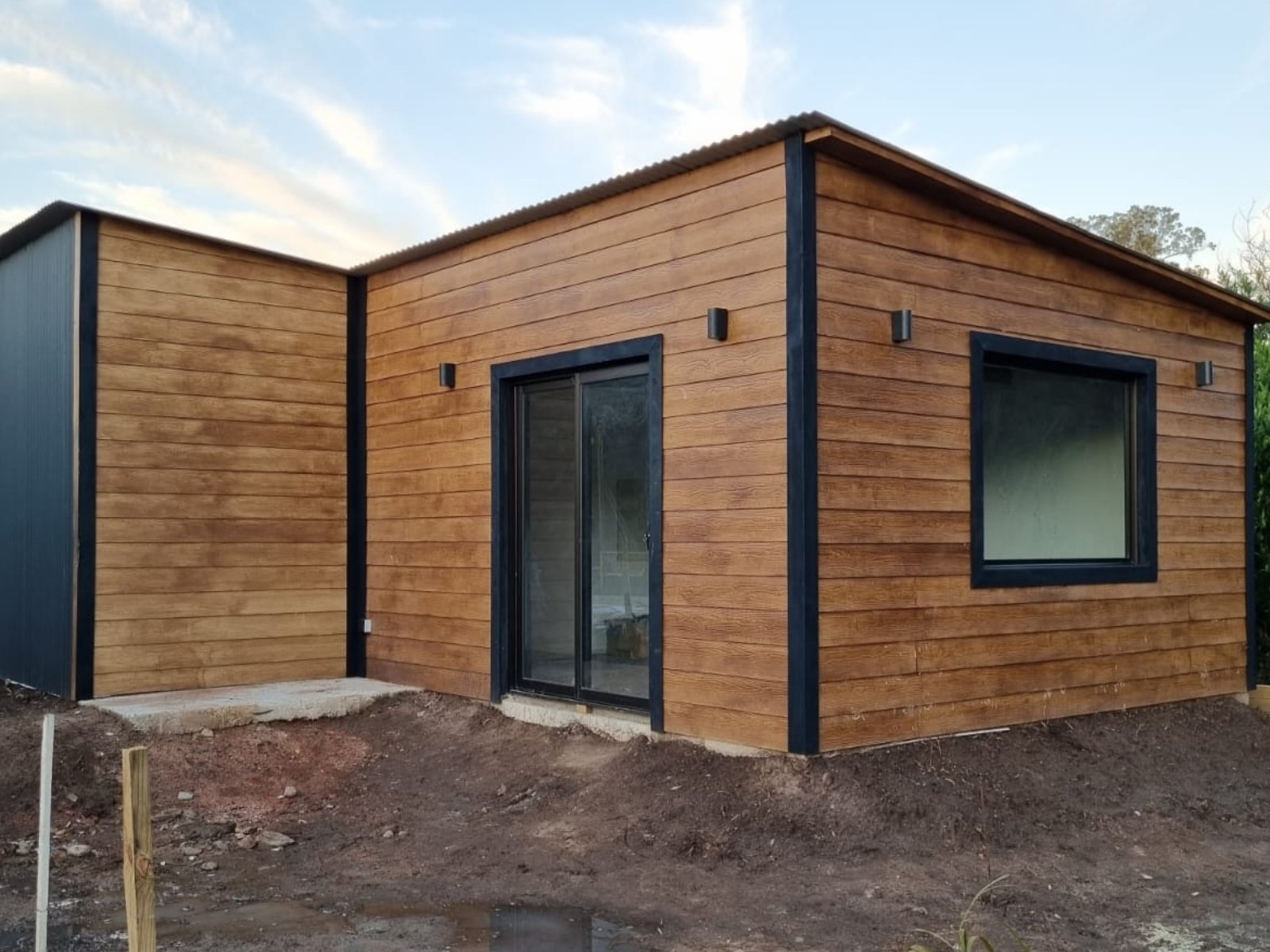 Diseño de vivienda funcional, fusionando madera y chapa prepintada en color negro aportando modernidad y mayor duración en el tiempo (2)