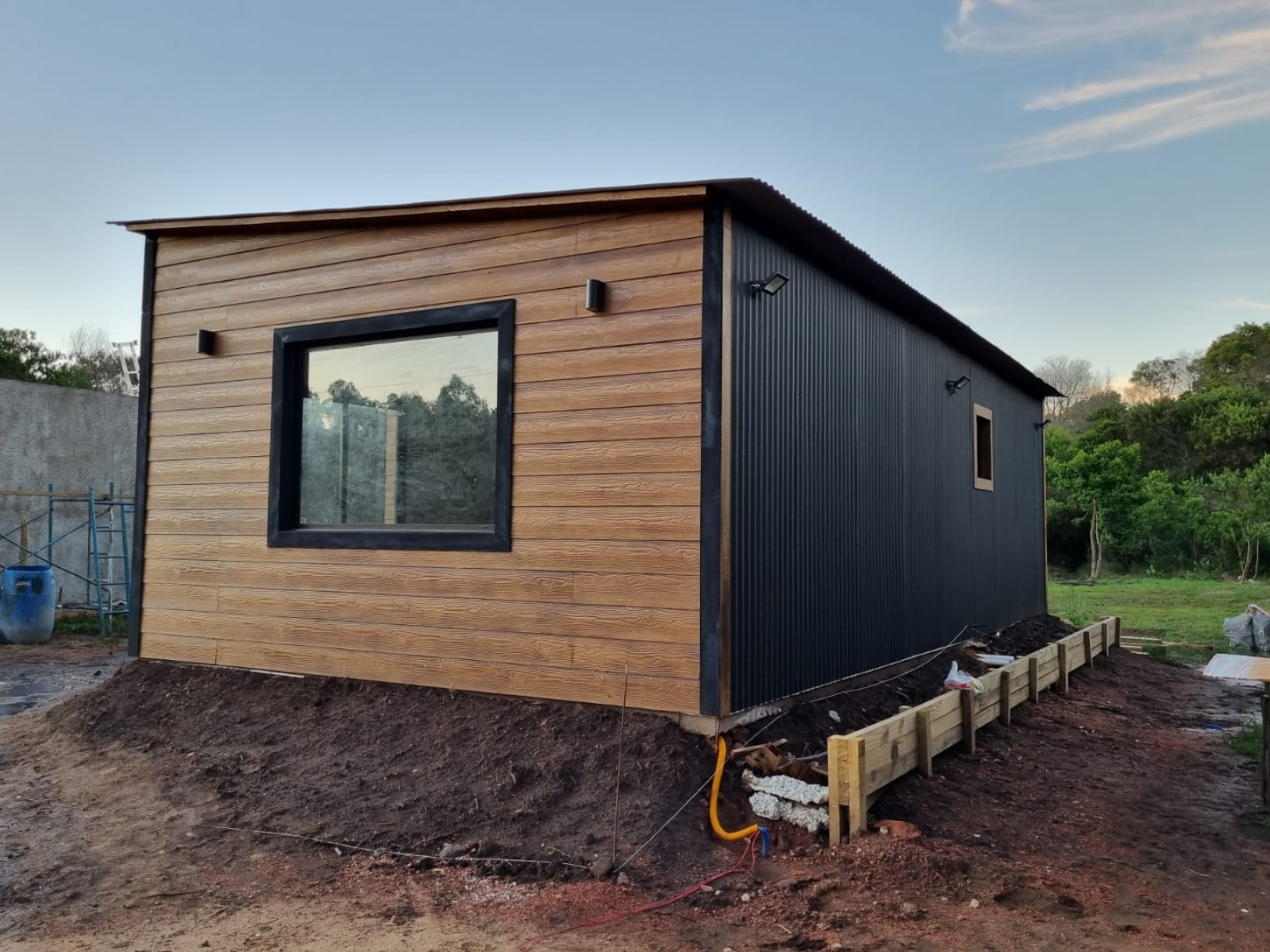 Diseño de vivienda funcional, fusionando madera y chapa prepintada en color negro aportando modernidad y mayor duración en el tiempo (3)